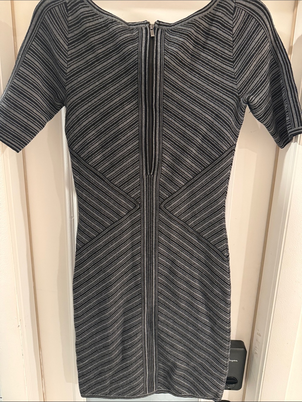 Cache Sheath Dress - Picture 3 of 6